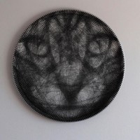 Wajah kucing dengan pandangannya yang tajam. Tak kalah indahnya dengan sebuah lukisan. Bagaimana menurut kalian? (Foto: Instagram/cvernart)