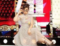 3 Kacamata Unik Ayu Dewi yang Harganya Setara Motor