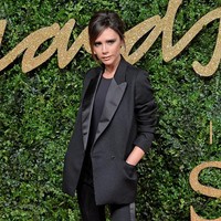 Hadiri British Fashion Awards 2015 di London, Inggris, Victoria Beckham mengandalkan setelan maskulin dengan jas tuksedo longgar. (Foto: Getty Images)