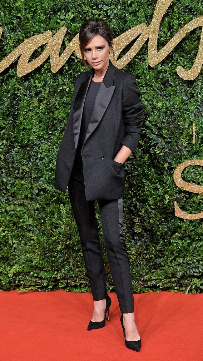 Hadiri British Fashion Awards 2015 di London, Inggris, Victoria Beckham mengandalkan setelan maskulin dengan jas tuksedo longgar. (Foto: Getty Images)