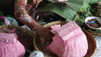 Mampir ke Pasar Pundong, ternyata ada mbah yang masih semangat berjualan. Kira-kira ini makanan apa ya? Foto: Instagram @jogjataste