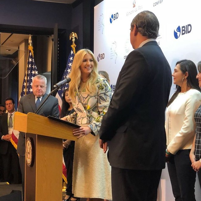 Esok harinya, saat jumpa pers, Ivanka Trump dengan gaya yang lebih preppy dalam balutan gaun dan blazer bermotif burung bertengger di tengah dahan. (Foto: Instagram/Ivanka Trump)