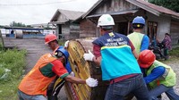 Kamis, 8 Maret 2018 - Petugas PLN Kalselteng melakukan mobilisasi material kelistrikan untuk melistriki Desa Teluk Hiri, Kabupaten Kapuas, Provinsi Kalimantan Tengah Foto: Dok. PLN Kalselteng