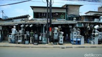 Deretan toko yang menjual perkakas dapur berjejer di Cawang, Jakarta Timur.
