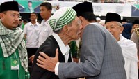 Jokowi menyapa Mbah Moen yang merupakan Ketua Majelis Syariah DPP PPP. Tampak Mbah Moen mengenakan sorban putih hijau. Foto: (Laily Rachev/Biro Pers Setpres)