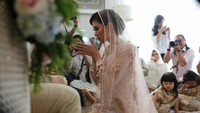 Syahnaz Sadiqah melakukan sungkem kepada walinya yaitu Raffi Ahmad. Foto: dok Instagram kiranaweddingplanner