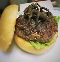 Wow! Di Restoran Ini Ada Burger Berisi Tarantula Panggang