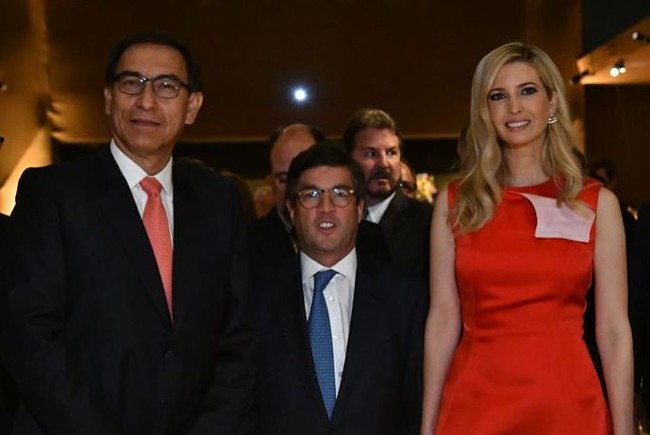  Di sebuah acara jamuan malam, gayanya tak kalah mewah. Tubuh ibu tiga anak ini dibungkus gaun merah Calvin Klein seharga US $ 3.519 atau Rp 48,4 juta. (Foto: Instagram/Ivanka Trump)