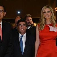  Di sebuah acara jamuan malam, gayanya tak kalah mewah. Tubuh ibu tiga anak ini dibungkus gaun merah Calvin Klein seharga US $ 3.519 atau Rp 48,4 juta. (Foto: Instagram/Ivanka Trump)