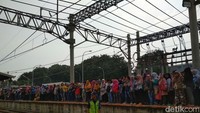 Para penumpang berdiri di bibir peron Stasiun Duri, menunggu datangnya KRL, Sabtu (14/4/2018).Foto: Hendra Kusuma/detikFinance