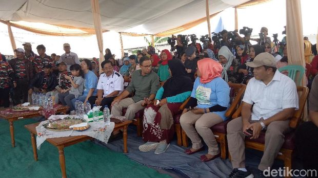 Anies tampak berbincang dengan warga Kampung Akuarium