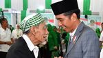Momen Jokowi Genggam Tangan dan Cipika-cipiki ke Mbah Moen