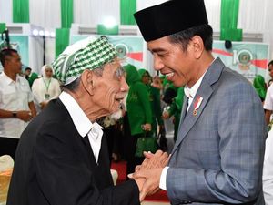 Jokowi Berduka atas Wafatnya Mbah Moen