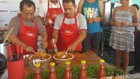 Pak Sartona bersama adik sedang meracik mie pedas andalannya dengan tambahan Sambal Pedas ABC untuk para penantang. Foto: detikfood