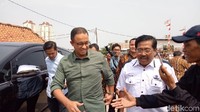 Lima bulan berselang, Anies kembali mengunjungi Kampung Akuarium. Dalam kesempatan itu Anies kembali menggendong Asa. (Foto: Denita Br Matondang/detikcom)