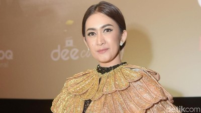 Baju Bersayap Milik Nafa Urbach