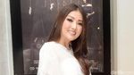 Tak Pakai Daster, Sarwendah Tampil Cantik dengan Gaun Putih
