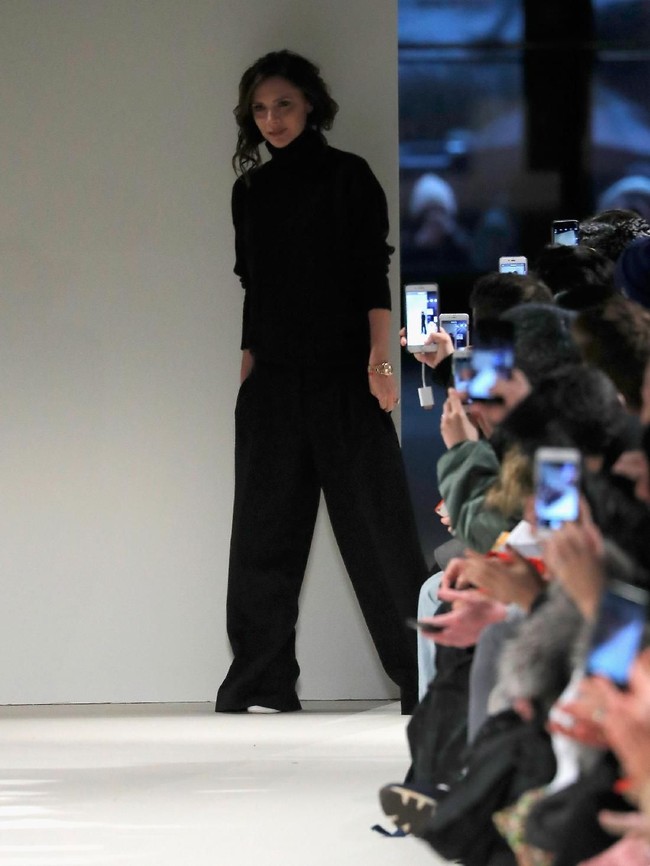 Kemunculan Victoria di Vogue sekaligus menandai 10 tahun kariernya sebagai desainer. Dalam waktu dekat, perempuan 44 tahun itu akan mengadakan fashion show di London Fashion Week untuk merayakan pencapaian tersebut. (Foto: Getty Images)