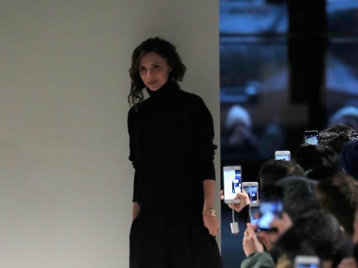 Baju Gombrong Victoria Beckham PARIS, FRANCE - JANUARY 18: Victoria Beckham attends the Louis Vuitton Menswear Fall/Winter 2018-2019 show as part of Paris Fashion Week on January 18, 2018 in Paris, France. (Photo by Pascal Le Segretain/Getty Images)
