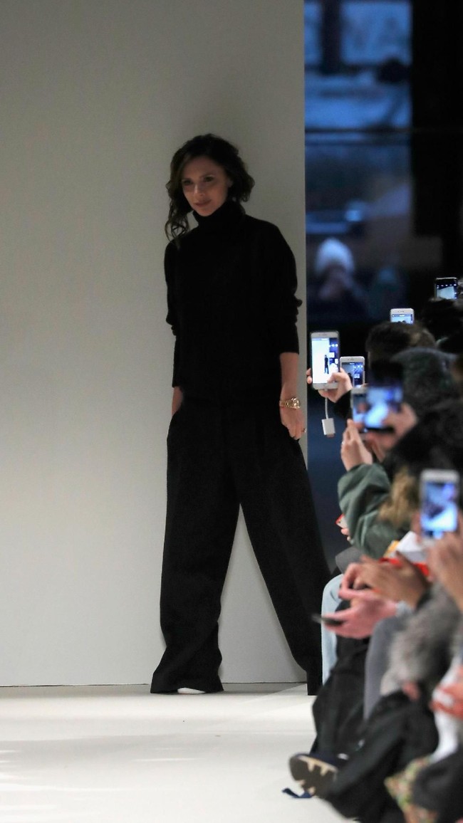 Victoria Beckham dengan busana serba longgar di fashion show-nya. (Foto: Getty Images)