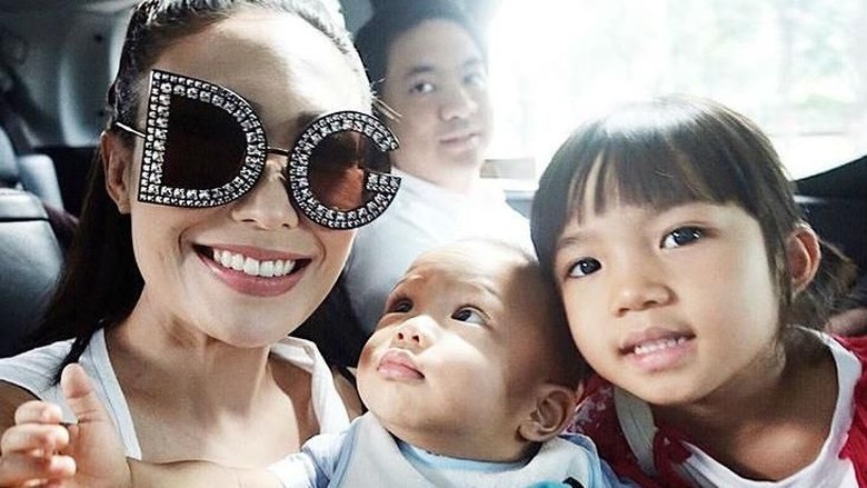 Bonding Sederhana dengan si Kecil ala Ayu Dewi/ Foto: Instagram/@mrsayudewi Bonding Sederhana dengan si Kecil ala Ayu Dewi/ Foto: Instagram/@mrsayudewi