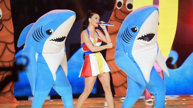 GLENDALE, AZ - FEBRUARY 01:  Recording artist Katy Perry performs onstage during the Pepsi Super Bowl XLIX Halftime Show at University of Phoenix Stadium on February 1, 2015 in Glendale, Arizona.  (Photo by Christopher Polk/Getty Images)