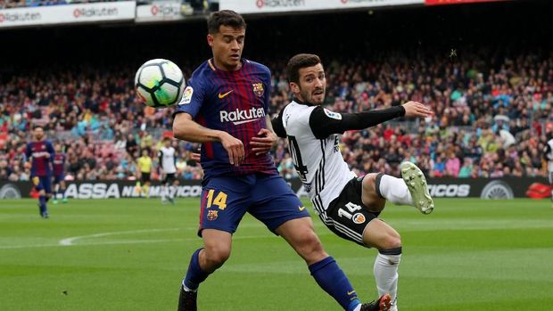 Duel Barcelona lawan Valencia berlangsung sengit di babak pertama.