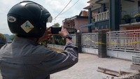 Penampakan rumah mewah big bos miras maut. (Foto: Wisma Putra/detikcom)