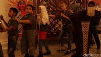 Mereka berkeliling balai kota dengan senang.