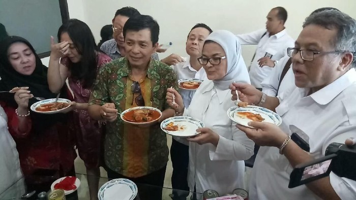 Jamin Tak Ada Cacing Lagi, Kepala BPOM Santap Makarel Kaleng di Pabrik