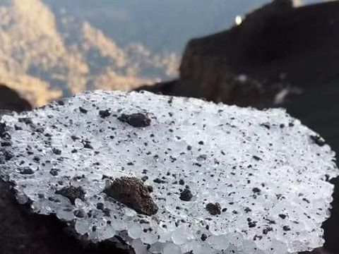 Penampakan lapisan es di Puncak Semeru