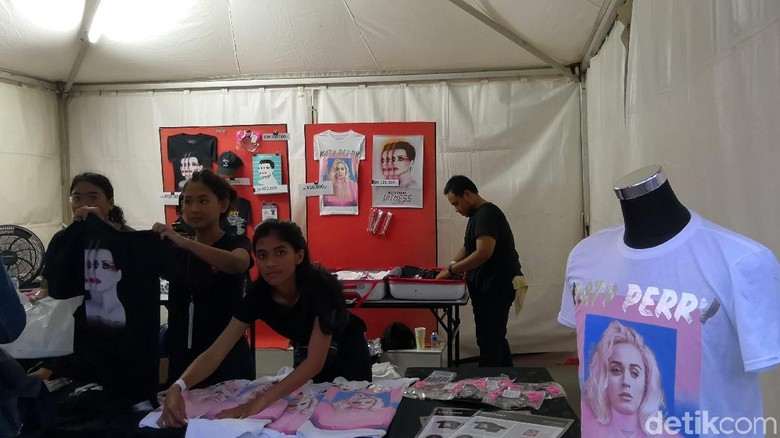 Pernak-pernik Berwarna Katy Perry di Konser Witness Tour Pernak-pernik Berwarna Katy Perry di Konser Witness Tour