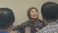 Tim gabungan Kejaksaan Agung dan Kejati Sultra menangkap anggota DPRD Sulawesi Tenggara periode 1999-2004 Siti Haola Mokodompit, terpidana kasus korupsi. Siti sudah 5 tahun menjadi buron. Siti ditangkap di Jalan Kweni, Radio Dalam, Jakarta Selatan, Jumat (13/4/2018). Sempat terjadi perlawanan dari pihak keluarga saat proses penangkapan.