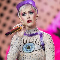 Di bawah makeup tebal, Katy Perry ternyata menyembunyikan masalah kulitnya. Salah satu kekhawatiranku adalah bekas jerawat. Aku tidak percaya diri karenanya, jadi kadang aku pakai banyak makeup untuk menutupinya, tutur pelantun lagu I Kissed A Girl itu. Foto: Ian Gavan/Getty Images
