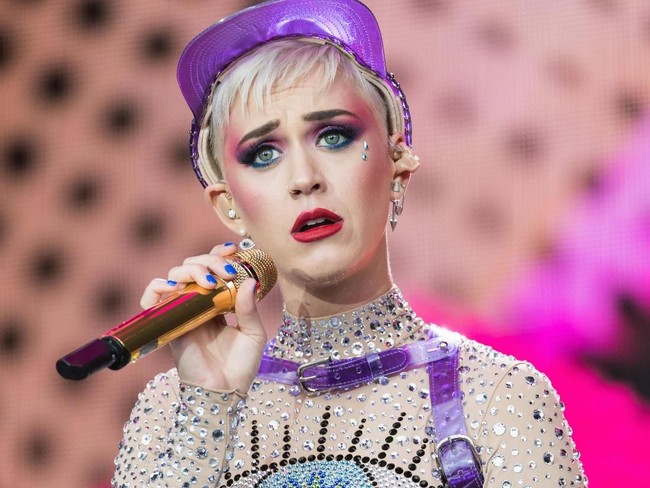 Di bawah makeup tebal, Katy Perry ternyata menyembunyikan masalah kulitnya. Salah satu kekhawatiranku adalah bekas jerawat. Aku tidak percaya diri karenanya, jadi kadang aku pakai banyak makeup untuk menutupinya, tutur pelantun lagu I Kissed A Girl itu. Foto: Ian Gavan/Getty Images