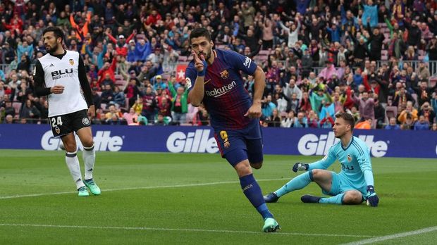 Luis Suarez mencetak gol pertama untuk Barcelona di laga ini.