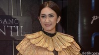 Senyuman Nafa Urbach yang terlihat janggal. Wah, sepertinya genre horor cocok untuk Nafa nih. Foto: Noel/detikHOT