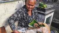 Kira-kira umur si mbah berapa ya? Namun semangatnya dalam berjualan tetap bisa diacungi jempol. Nenek ini menjual gatot thiwul yang jadi makanan tradisional di Jogja. Foto: Instagram @jogjataste