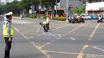 Foto: Suasana Olah TKP Lokasi Model Tabrak Ojol di Harmoni