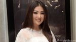 Tak Pakai Daster, Sarwendah Tampil Cantik dengan Gaun Putih