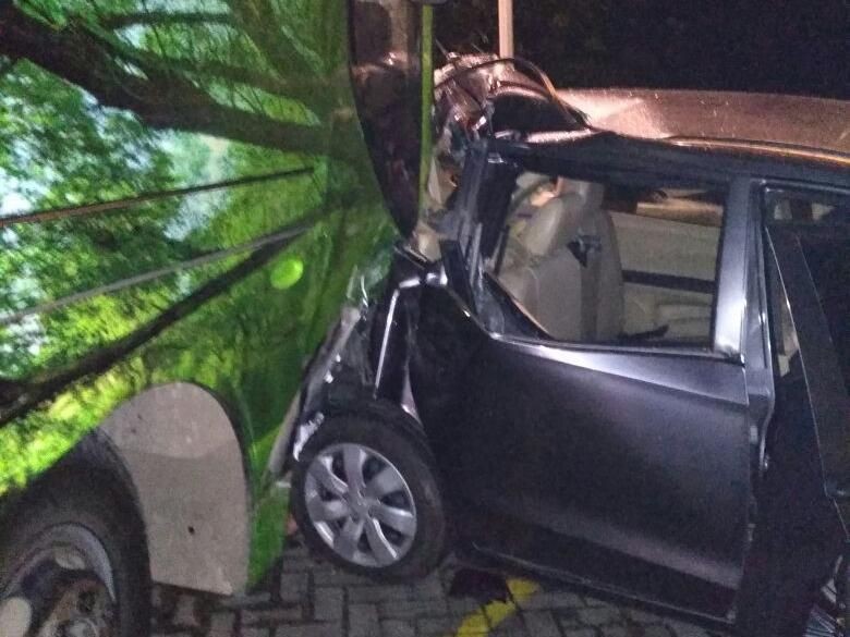 Rem Blong, Bus Wisata Tabrak 5 Mobil di Restoran Puncak Rem Blong, Bus Wisata Tabrak 5 Mobil di Restoran Puncak