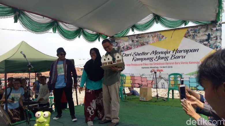 Menangis, Warga Serahkan Maket Kampung Akuarium ke Anies Menangis, Warga Serahkan Maket Kampung Akuarium ke Anies