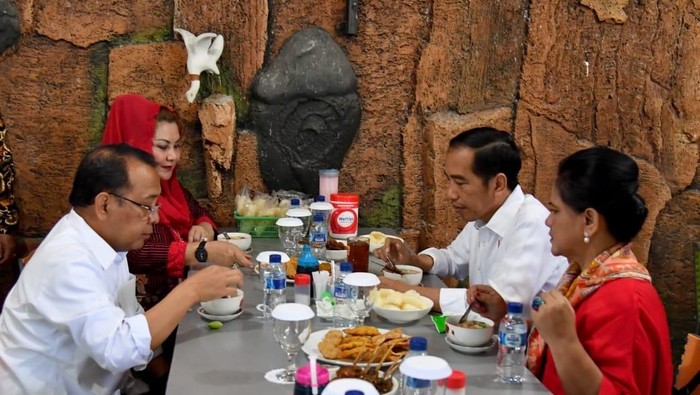 Kunjungan ke Semarang, Jokowi-Iriana Asyik Sarapan Soto Ayam