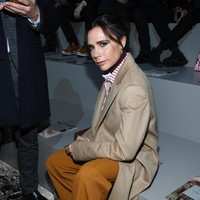 Melihat Victoria Beckham berpose di berbagai sampul majalah mungkin sudah biasa. Tapi ada yang beda pada penampilannya di Vogue Inggris edisi Oktober 2018. Dalam aksinya, mantan personel Spice Girls itu ditemani empat buah hatinya. (Foto: Getty Images)
