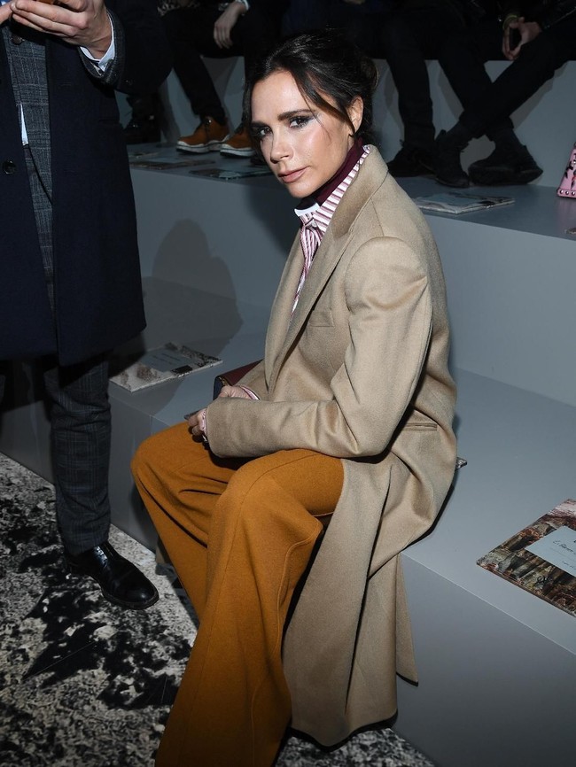 Melihat Victoria Beckham berpose di berbagai sampul majalah mungkin sudah biasa. Tapi ada yang beda pada penampilannya di Vogue Inggris edisi Oktober 2018. Dalam aksinya, mantan personel Spice Girls itu ditemani empat buah hatinya. (Foto: Getty Images)