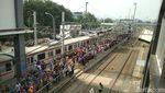 Disambangi Menhub, Ini Suasana Stasiun Duri Penuh Sesak Penumpang