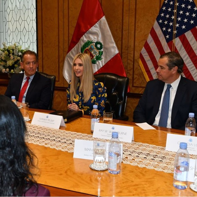 Ivanka Trump, putri sulung sekaligus penasihat Presiden AS Donald Trump, tengah berada di Lima, Peru, untuk sebuah kunjungan resmi. Seperti ibu tirinya, Melania Trump, yang suka berpenampilan glamor, Ivanka Trump pun tampil dengan gaya mewah senilai ratusan juta rupiah. (Foto: Instagram/Ivanka Trump)