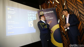 Andris Masengi Country Manager Symantec Indonesia dan David Rajoo Director Systems Engineering Malaysia & Indonesia saat memberikan keterangan pers di Jakarta, Jumat (13/4/2018). Symantec Internet Security Threat Report (ISTR) mengumumkan metode cryptojacking sebagai serangan siber yang bisa menghasilkan aliran pendapatan baru dan sangat menguntungkan. Hal tersebut didukung oleh pasar ransomware sudah terlalu sesak dan mulai tidak menguntungkan.