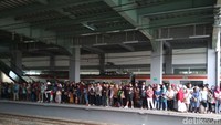 Deretan penumpang di Stasiun Duri menunggu datangnya KRL, Sabtu (14/4/2018). Nampak, KRL melintas di belakang mereka.Foto: Hendra Kusuma/detikFinance