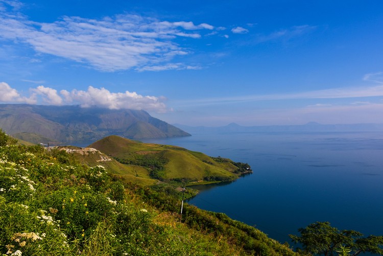 Pemerintah melebarkan memelihara jalan lingkar Samosir untuk mendukung Danau Toba sebagai Kawasan Strategis Pariwisata Nasional.